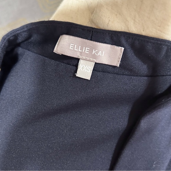 ELLIE KAI Sleeveless V-neck. - Picture 6 of 8